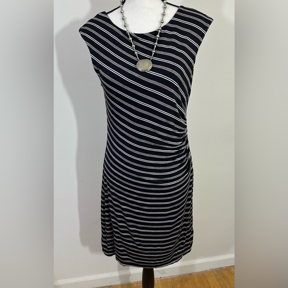 Loft sz sm dress  Knit fabric , blk & white strip side accent